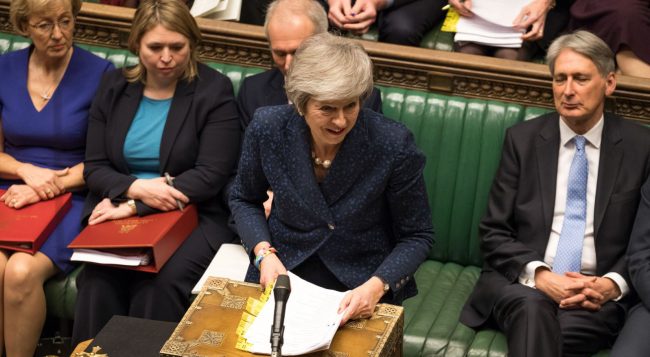 نجت من الإقالة.. تيريزا ماي مستمرة في رئاسة الوزراء وجهود لإنقاذ اتفاق “البريكست”