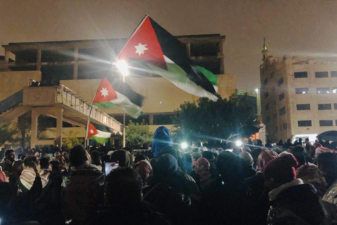 الأردنيون يحتجون بمحيط الدوار الرابع الخميس 6 ديسبمر/ كانون الثاني (مواقع التواصل)