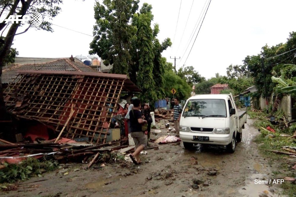 تسونامي يضرب حفلاً موسيقياً في إندونيسيا ويُغرق الحضور