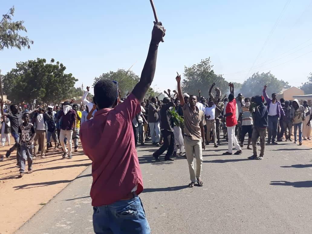 المحتجون في عدة ولايات طالبوا بإسقاط نظام البشير (مواقع تواصل)
