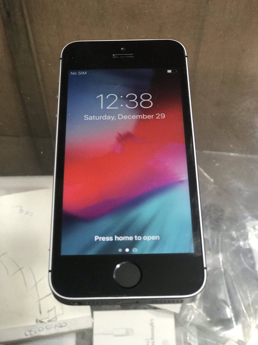 هاتف iPhone SE من أصغر هاتف آبل/مواقع التواصل الاجتماعي