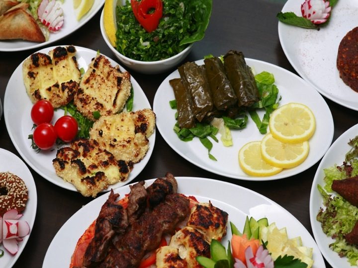 واحد من أفضل مطاعم لندن وأكثرها شهرة.. إليك جولة داخل المطعم اللبناني الذي عشقه كل مَن زاره