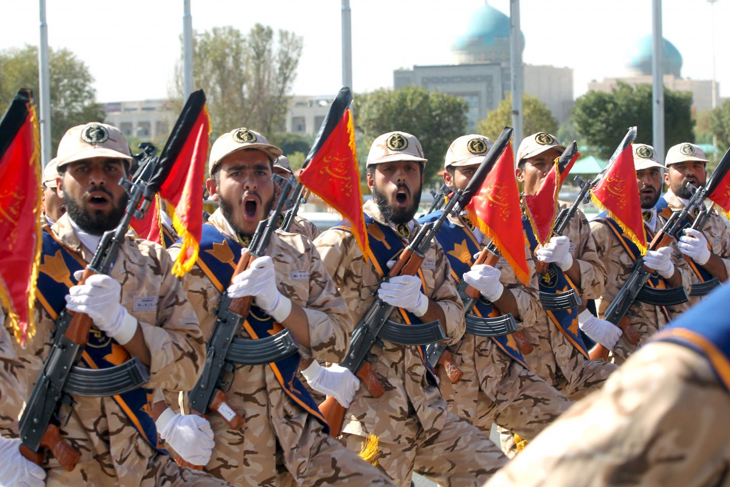 أفراد من الجيش الإيراني الحشد الشعبي يخشى إتخاذ العراق منطلقاً لضرب إيران/رويترز