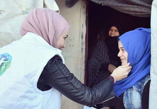 ارتداء الممثلة التركية غمزة أوزتشيليك الحجاب وانخراطها في العمل الخيري