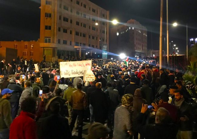 فيديو: اعتقالات وإصابات وهتافات ضد الملك.. آلاف الأردنيين يشاركون في احتجاجات تطالب بإسقاط الحكومة والبرلمان