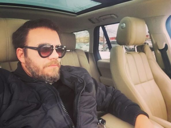 أصدقاء الممثل التركي طولجا كاريل يقطعون علاقتهم به