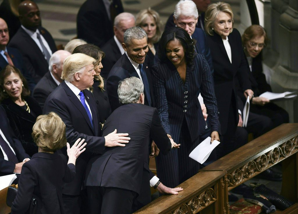 ما الذي أخرجه جورج بوش من جيبه وأعطاه لميشيل أوباما؟