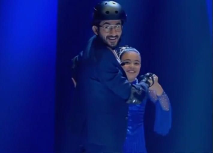 سقوط الممثل المصري أحمد حلمي أثناء التزلج على الجليد