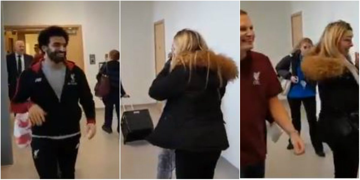 شابتان لم تتمالكا نفسيهما عند لقائهما محمد صلاح صدفة في أحد المستشفيات.. ماذا كان يفعل هناك؟