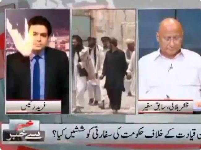بشكل مفاجئ.. كرة نارية تسقط على مذيع تلفزيوني في باكستان وتوقف البث المباشر (فيديو)