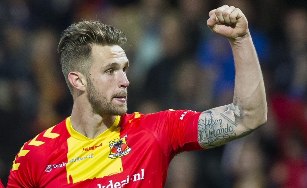 مشجعو فريق هولندي يجمعون تبرعات لعلاج اللاعب