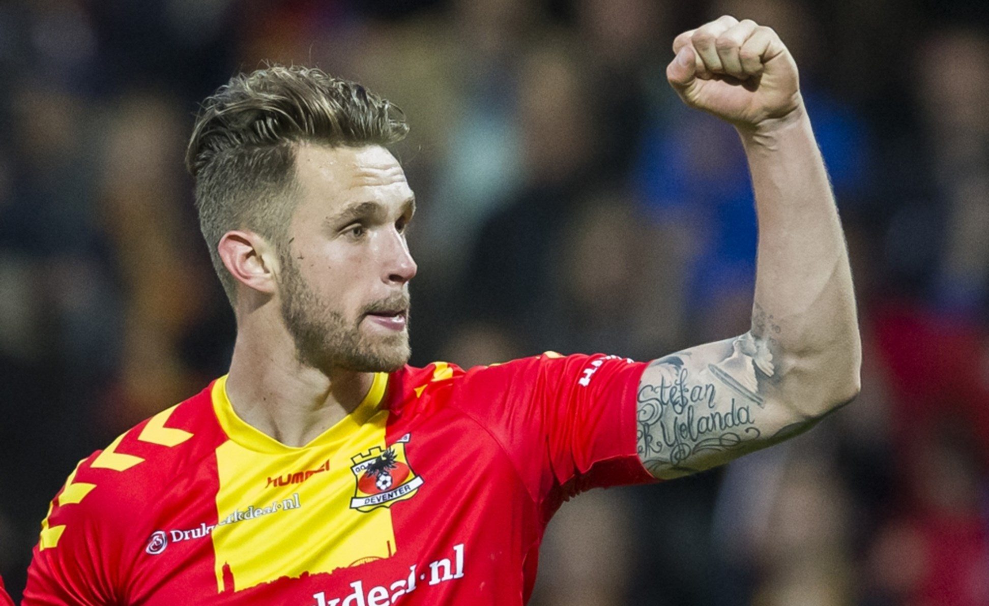 مشجعو فريق هولندي يجمعون تبرعات لعلاج اللاعب