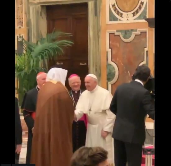 احتفالات الـ«كريسماس» بمشاركة مغنٍّ مسلم.. أول فنان عربي يصل إلى الفاتيكان لإحياء أعياد الميلاد (فيديو)