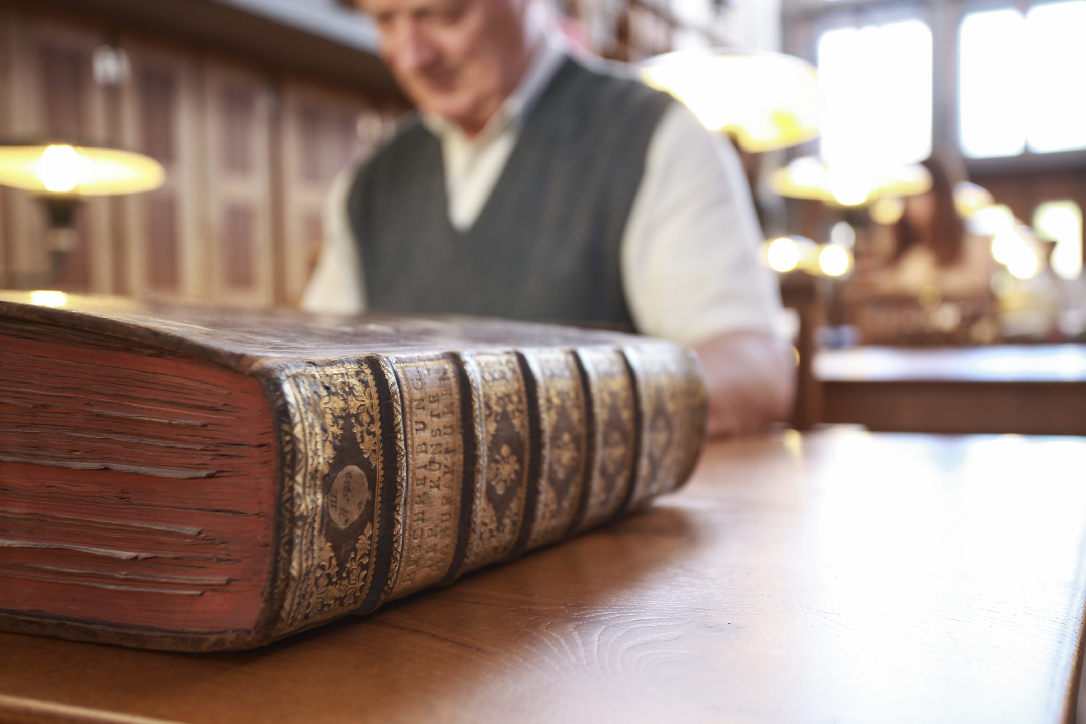 يقضي ماير معظم وقته في الكتابة والقراءة، والقيود أضرّت به / iStock