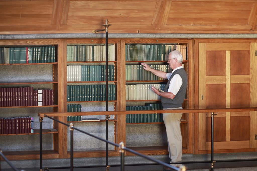 أكاديمي أمريكي تسعيني