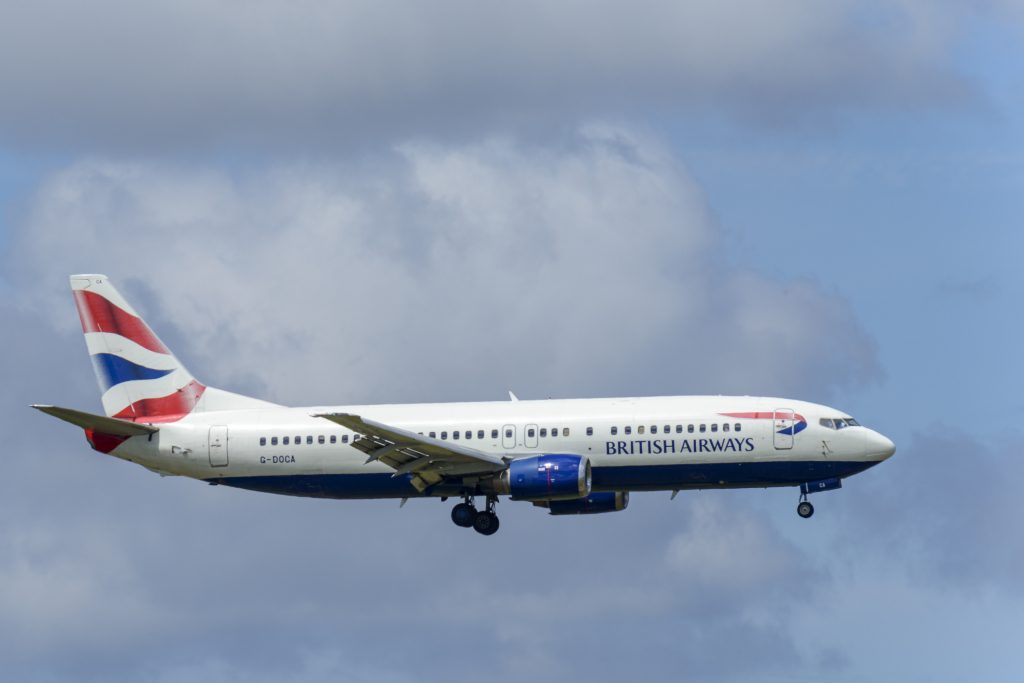 نقل طفلة إلى مقعد وسخ في طائرة بريطانية