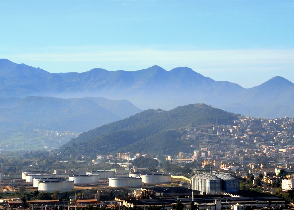 إغلاق مصنع بالجزائر