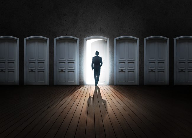 تبحث عن عمل وليس لديك شهادة جامعية؟ هذه الشركات تخلت عن هذا الشرط.. من بينها Google وApple