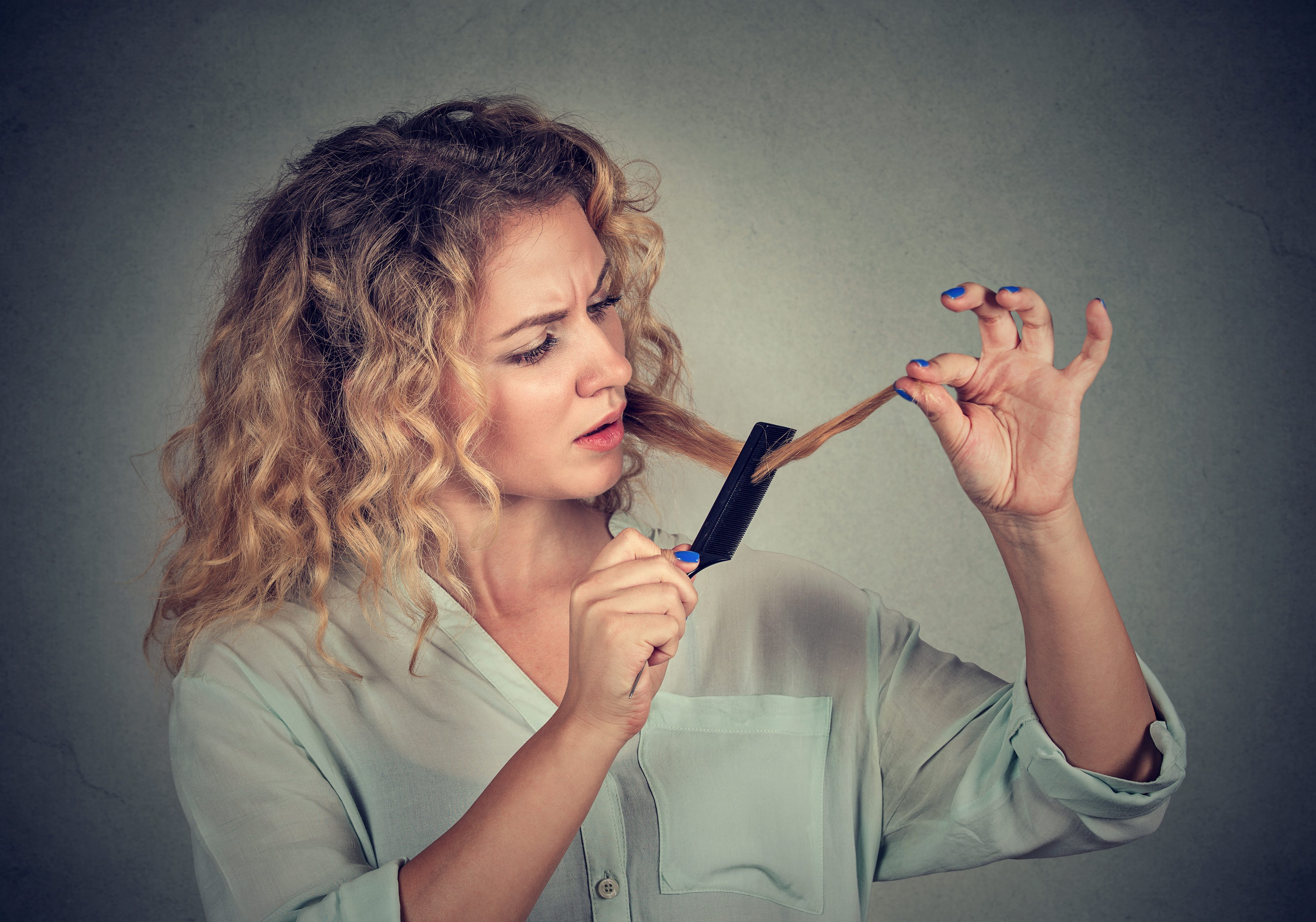 تعاني كثير من النساء من مشكلة تساقط الشعر بعد الولادة/ISTOCK