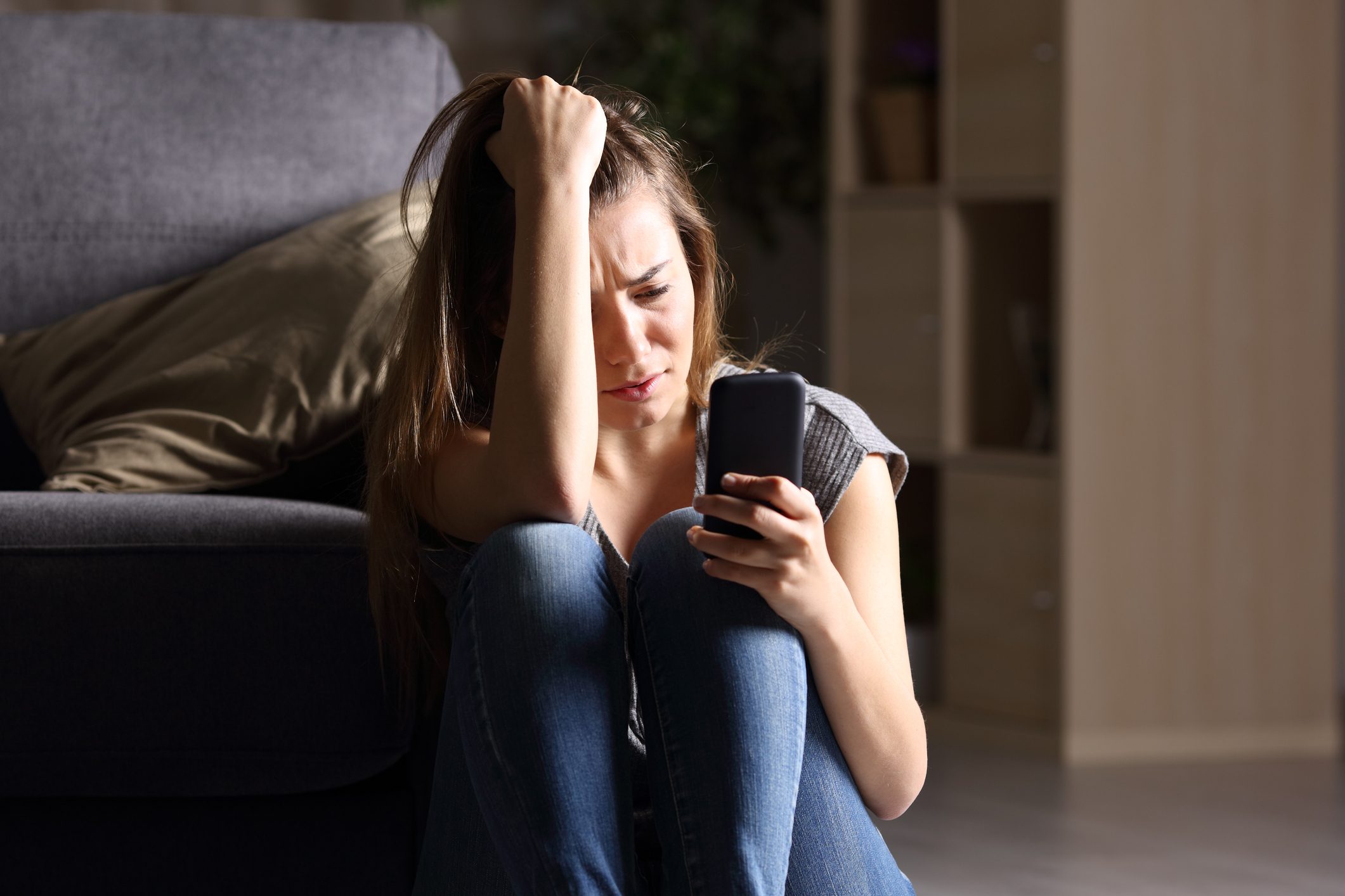الهواتف المحمولة تجعلنا أقل سعادة بشكل يفوق توقعاتنا/ISTOCK