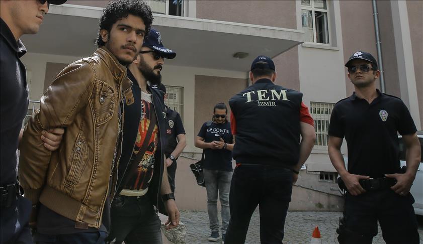 أحد المشتبه بهم في قبضة رجال شرطة مدينة إزمير التركية / وكالة الأناضول