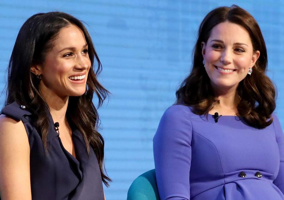 الاختلاف بين صورتي ميغان وكيت ميدلتون لعيد الميلاد