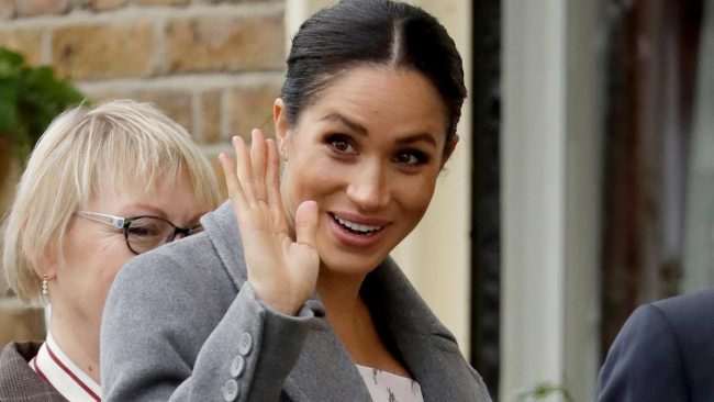 هل تؤمن الدوقة بالحسد؟ ميغان ترتدي خاتم «يد فاطمة» من مصممة تركية لدرء العين وجلب الحظ