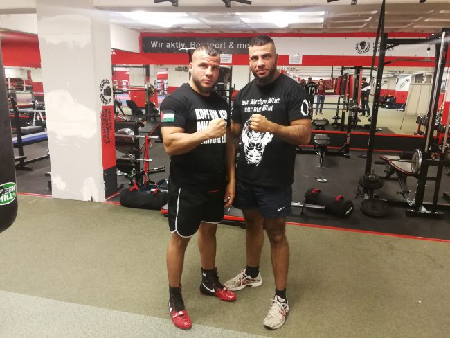 حققا 15 لقَباً على مستوى برلين وشمال ألمانيا.. لاجئان فلسطينيّان يسعيَان لتحقيق بطولة العالم للملاكمة