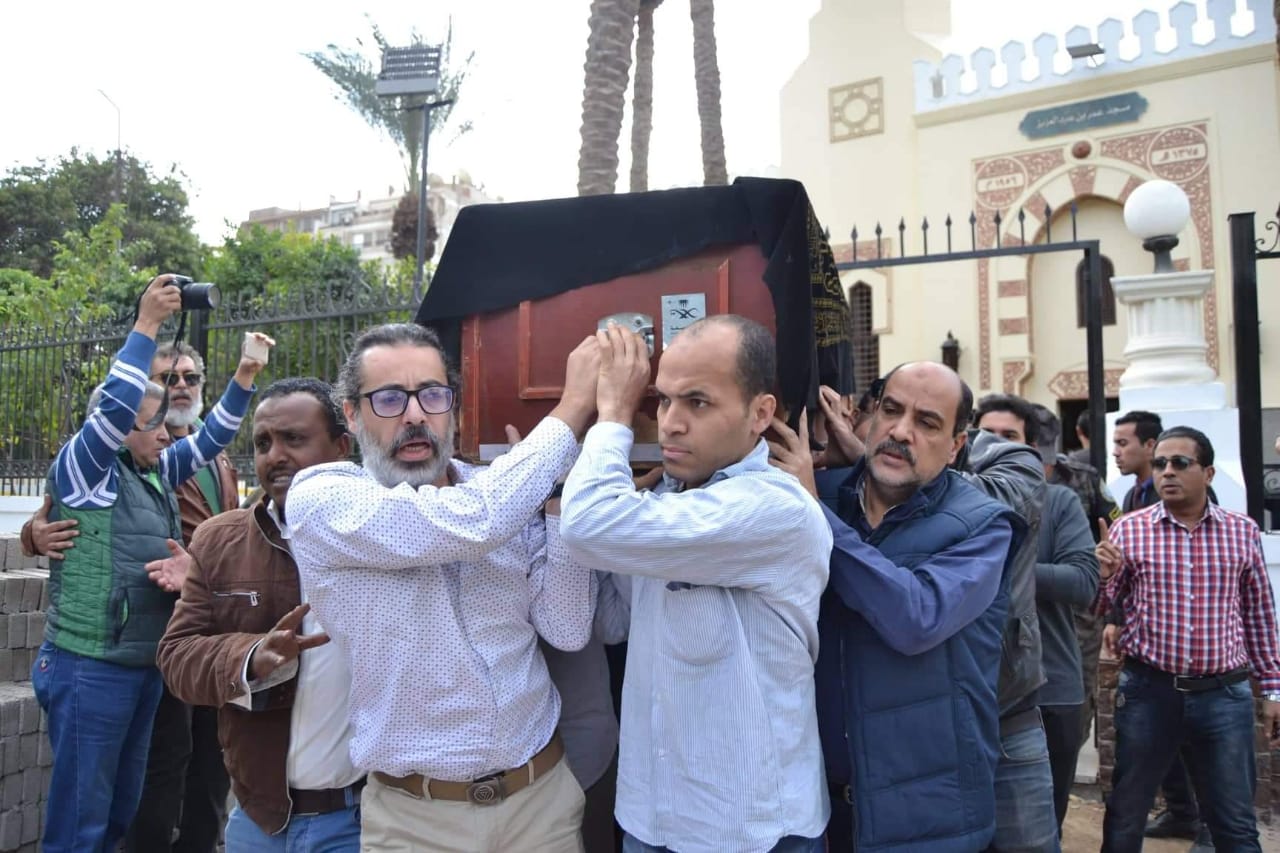 ينعي الفنانون «صديقهم الحبيب» عبر فيسبوك وتويتر فقط! جنازة محمود القلعاوي بلا زملائه من الوسط الفني، باستثناء 3