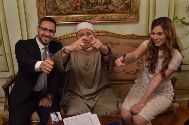 زواج التابلت بديلاً لدفتر المأذون الشهير في مصر.. فهل تمنع التكنولوجيا زيجات القاصرات بعدما فشل القانون؟