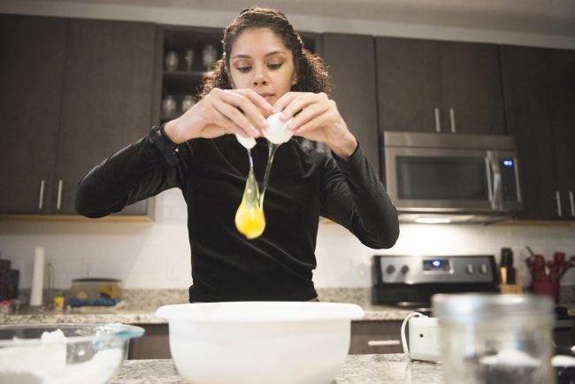 أيهما أكثر فائدة: البياض أم الصفار؟ وهل يزيد الكوليسترول؟.. إليك إجابة كل الأسئلة المُلحّة عن البيض