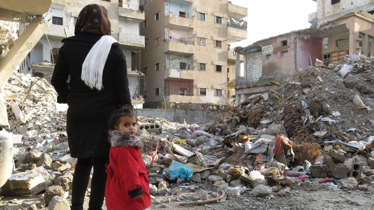 فقدت حنان مخلف وابنتها 11 فرداً من عائلاتهم في غارة جوية قام بها الائتلاف الذي تقوده الولايات المتحدة في الرقة (ذي تايمز)