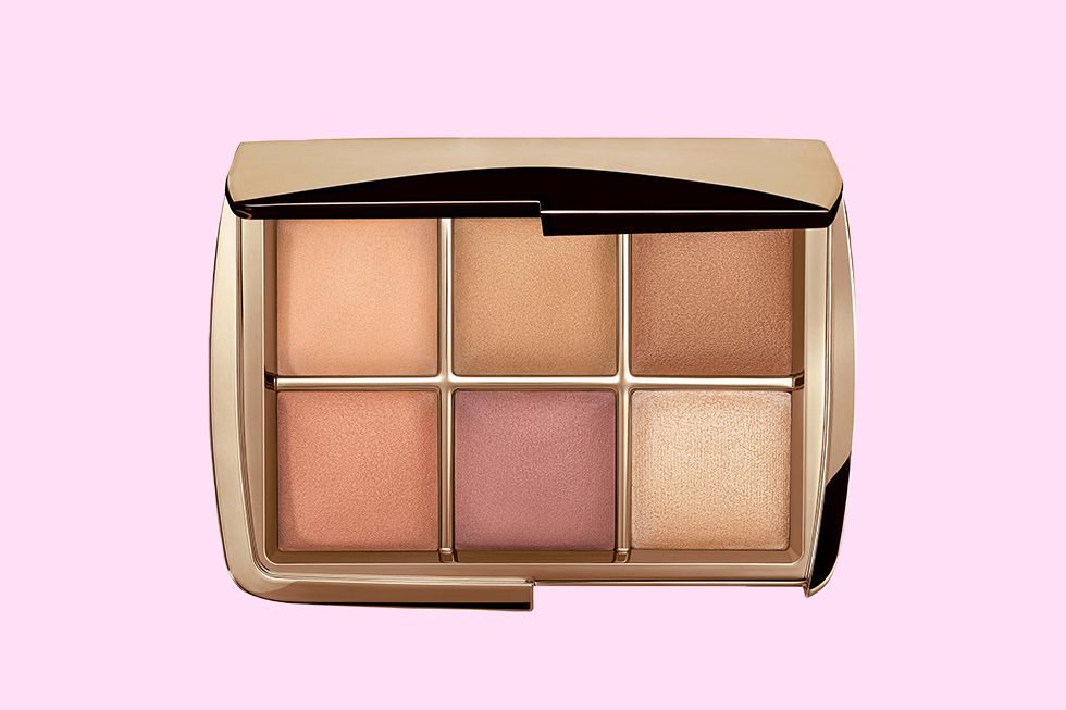 مجموعة ألوان إضاءة الوجه من شركة Hourglass لمستحضرات التجميل، Ambient Lighting Edit Unlocked Palette مقابل 80 دولاراً