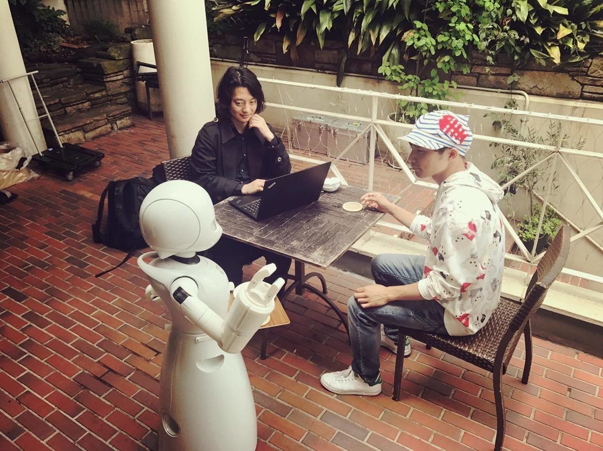 الروبوت الذي يخدمك في هذا المطعم يتحكم به ذوو احتياجات خاصة من منازلهم! ويمكنهم استخدامه بتحريك أعينهم فقط