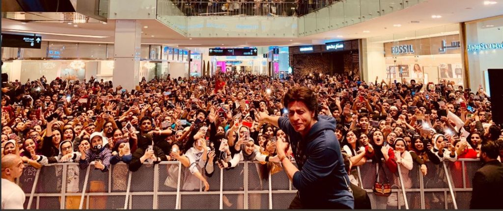 فيديو: حشود ضخمة تستقبل شاروخان في أحد المراكز التجارية بالكويت.. والممثل البوليودي يشكر محبيه في جولته الخليجية