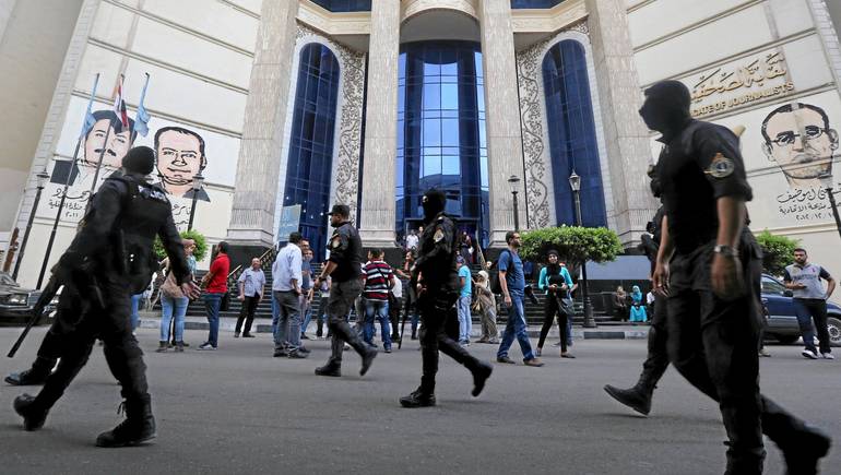 صحافي مصري يزور الكنيست الإسرائيلي، والمجلة التي يعمل بها تنهي تعاقدها معه