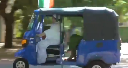 شاهد.. السفير الإيطالي لدى السودان يركب «التوك توك»، ويرتدي «الجلابية»!