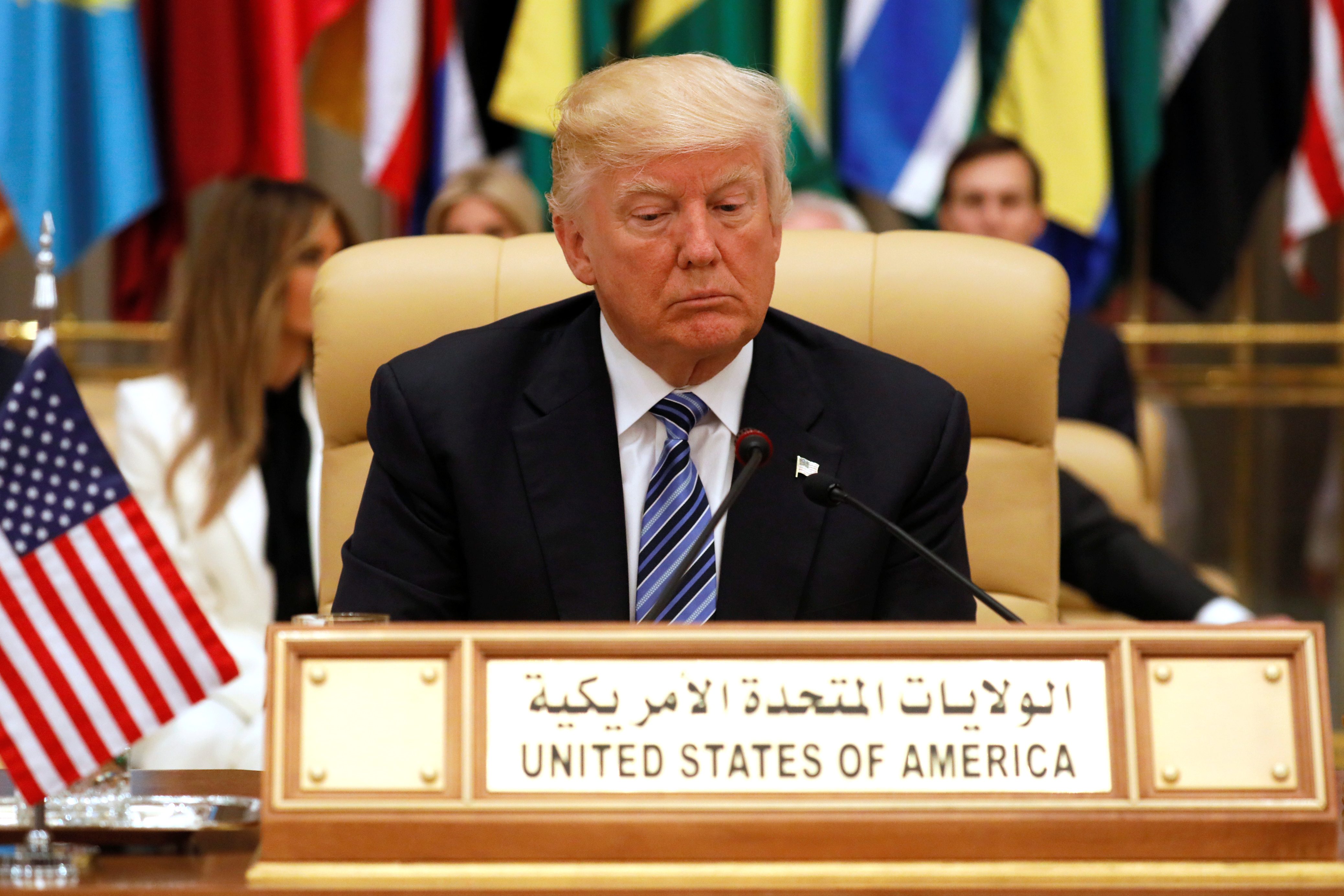 أخطأ في حرف واحد، فأصبح معنى الكلمة «تقبيل».. مسؤول فرنسي يقع في ورطة أثناء رده على ترامب