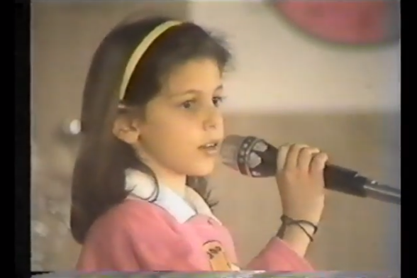 تذكرون الطفلة في أغنية Vola, vola, palombella؟ تغيرت كثيراً وهي على عتبة الـ40