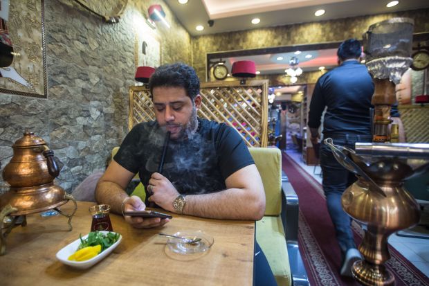 أحمد سوادي في أحد مقاهي اسطنبول / WSJ