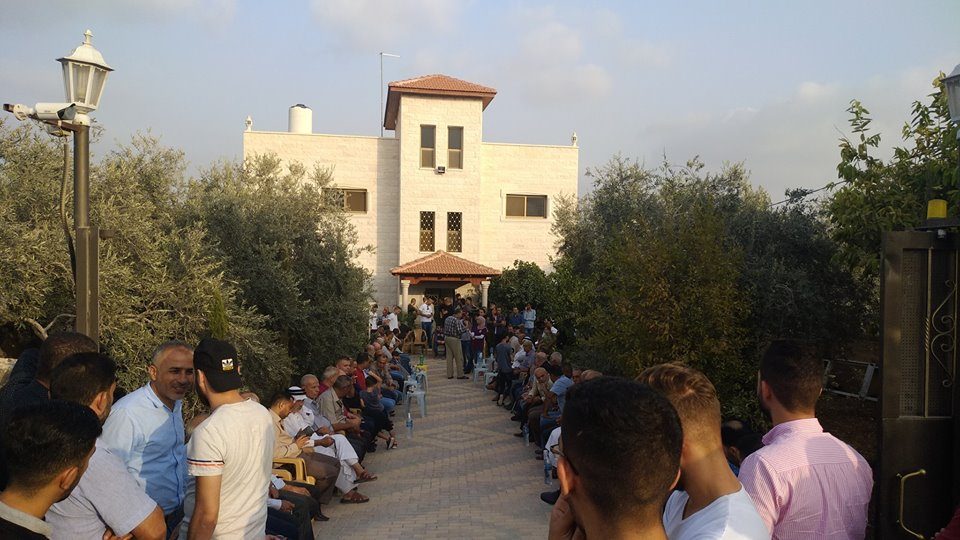 سكان بلدته توافدوا إلى منزله تضامناً مع الأسرة في مواجهة التهديدات الإسرائيلية بالهدم/مواقع التواصل الاجتماعي