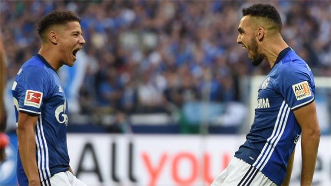 مغربيان وجزائري مهددون بالطرد من نادي شالكه الألماني.. استخدامهم اللغة الفرنسية سبَّب أزمة داخل الفريق