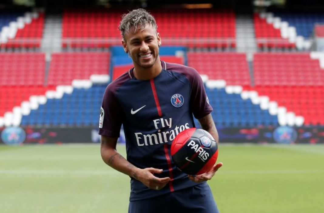 البرازيلي نيمار انتقل من برشلونة لباريس نظير مبلغ خيالي/رويترز