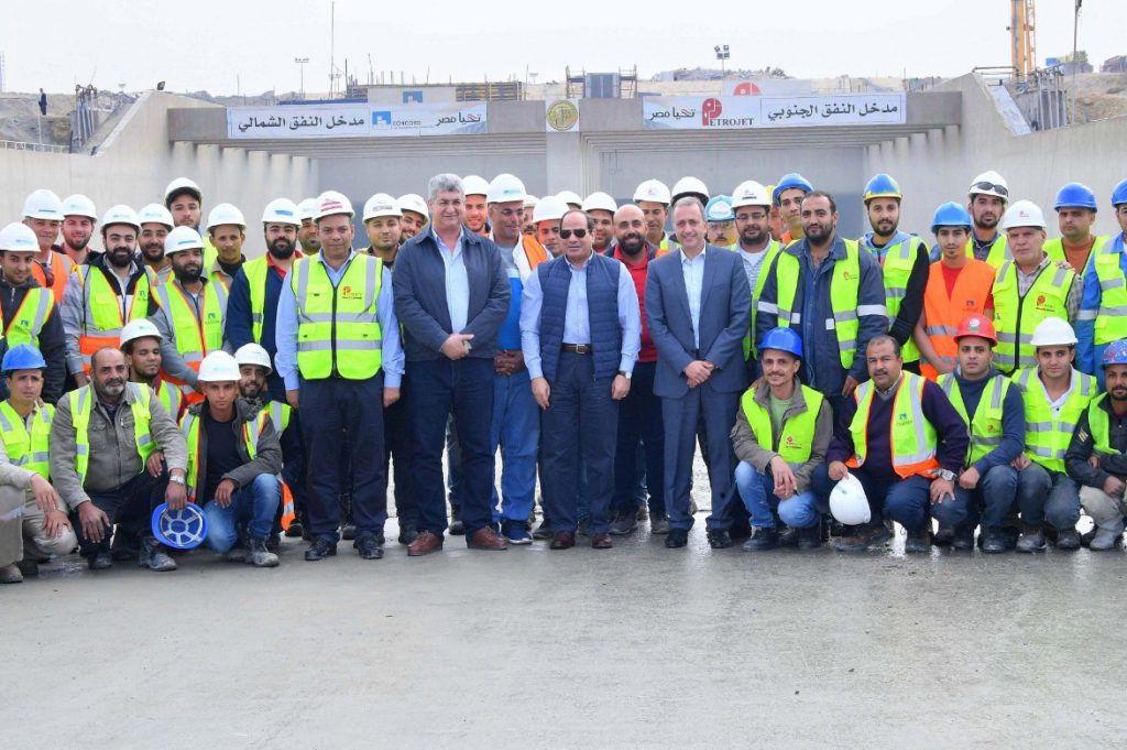 الرئيس المصري عبدالفتاح السيسي خلال افتتاحه تفقده لمشروع تطوير أنفاق قناة السويس الشهر الماضي (الأهرام)