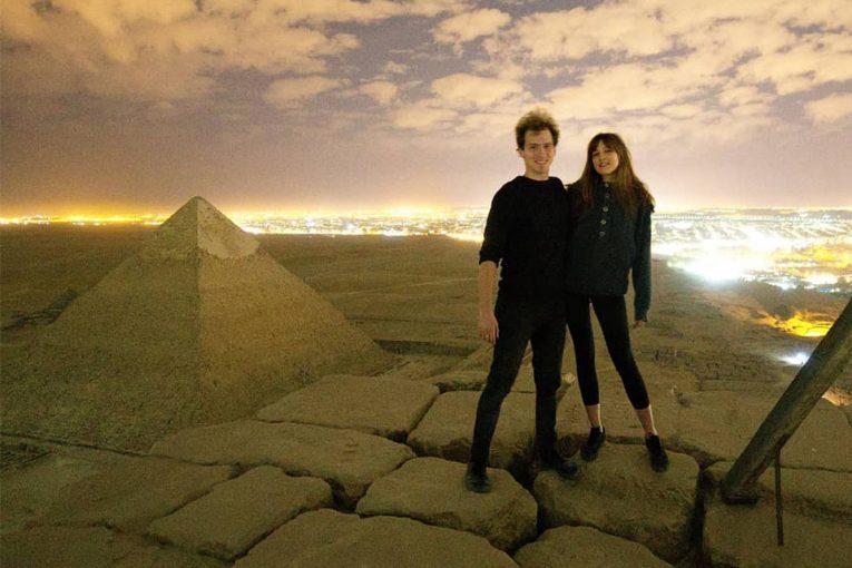 المصور الدنماركي أندرياس هيفيد وصديقته أعلى الهرم (مواقع)