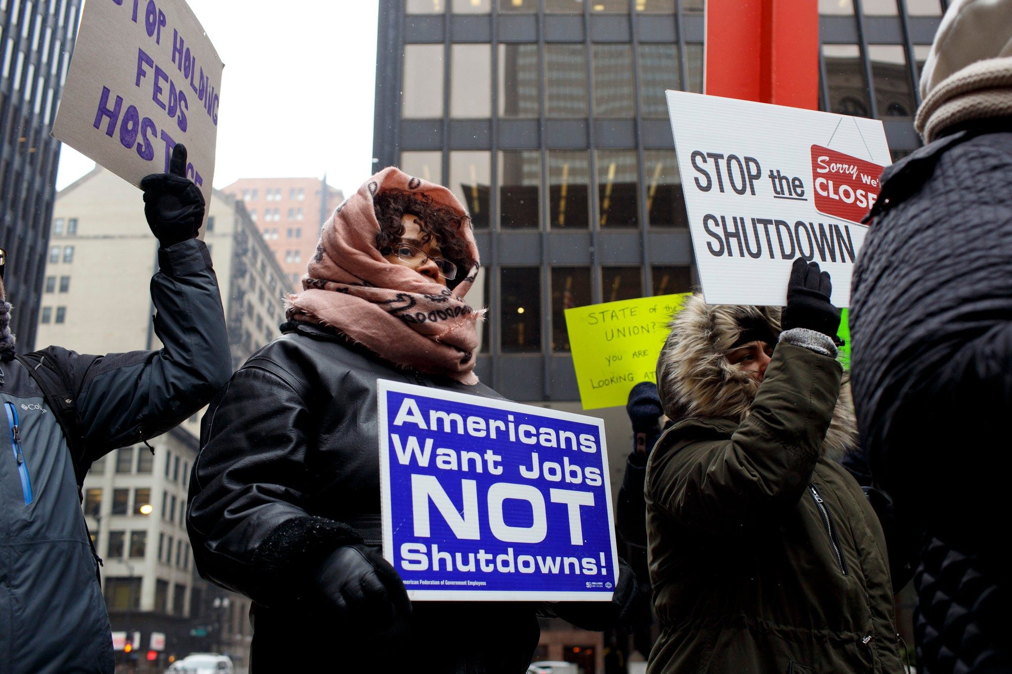 35 يوماً فقط قلبت حياة الأمريكيين رأساً على عقب! كيف جعل الإغلاق الحكومي أبناء الطبقة الوسطى فقراء؟