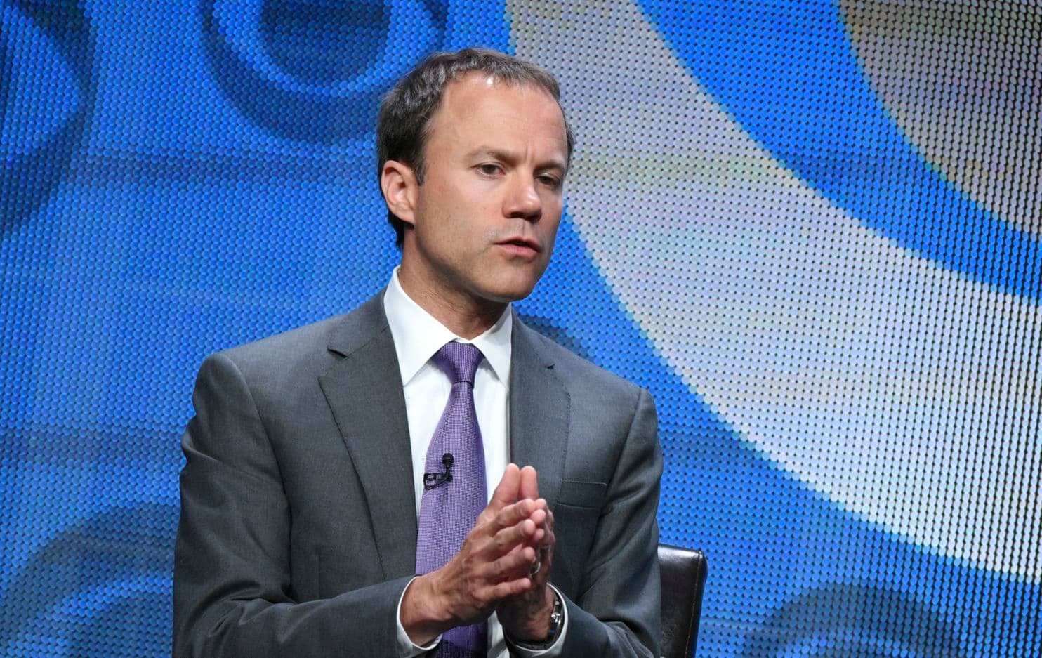 تفاصيل الإقالة المفاجئة لرئيس قسم الأخبار في شبكة «سي بي إس