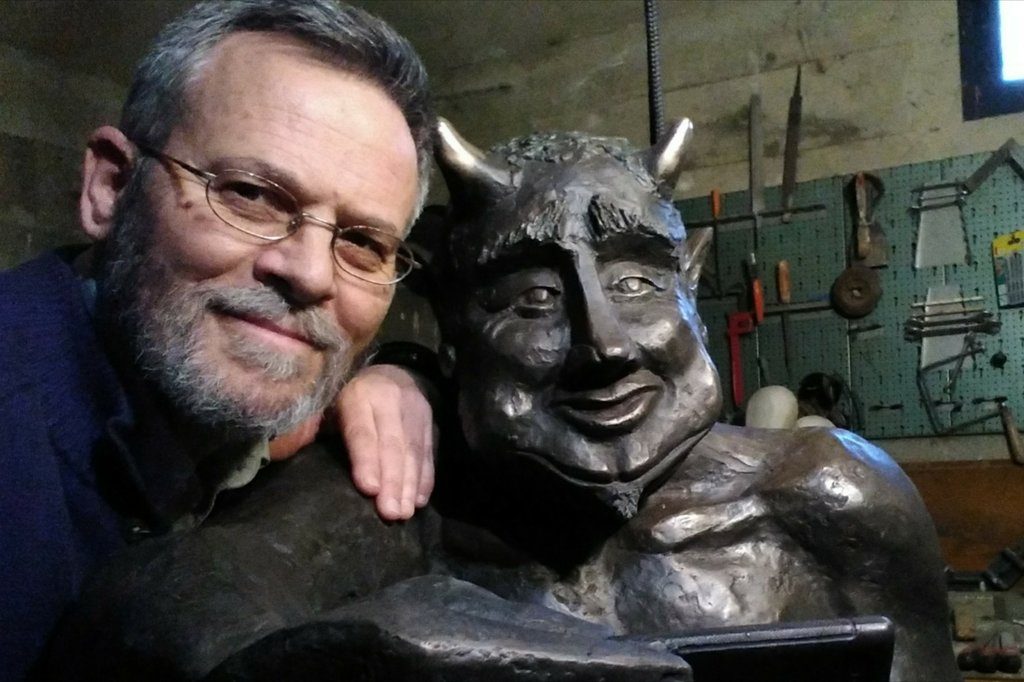 تمثال للشيطان أرادت الحكومة جذب السياح به ، يثير انقساماً في بلدة سياحية في إسبانيا