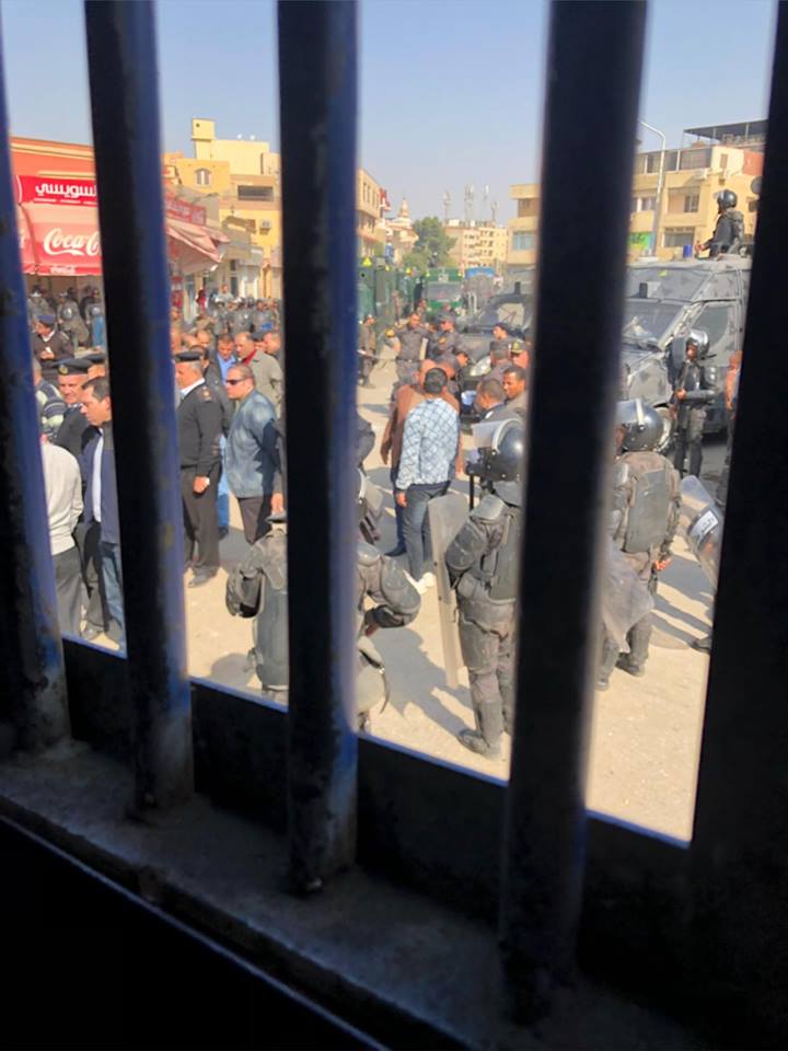 مصريون يشتبكون مع قوات الشرطة في «نزلة السمان» رفضاً لهدم بيوتهم ومحالهم التجارية)