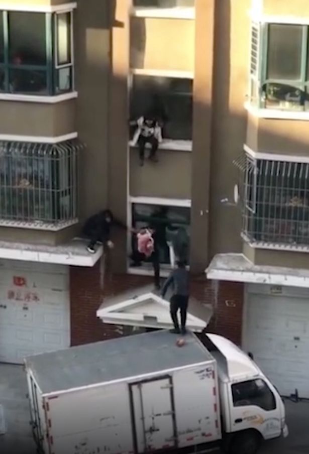 رجلٌ يُنقذ حياة رضيعٍ سقط من والدته خلال عملية إنقاذٍ لبناية سكنية مشتعلة